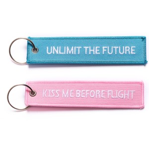 Porte clé Remove Before Flight bleu et rose
